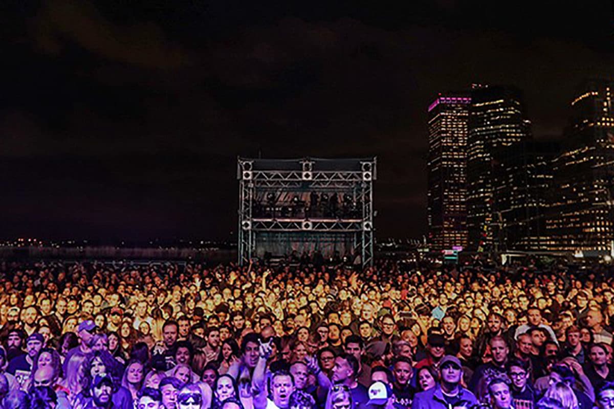 crowd at a concert at pier 17 concert series