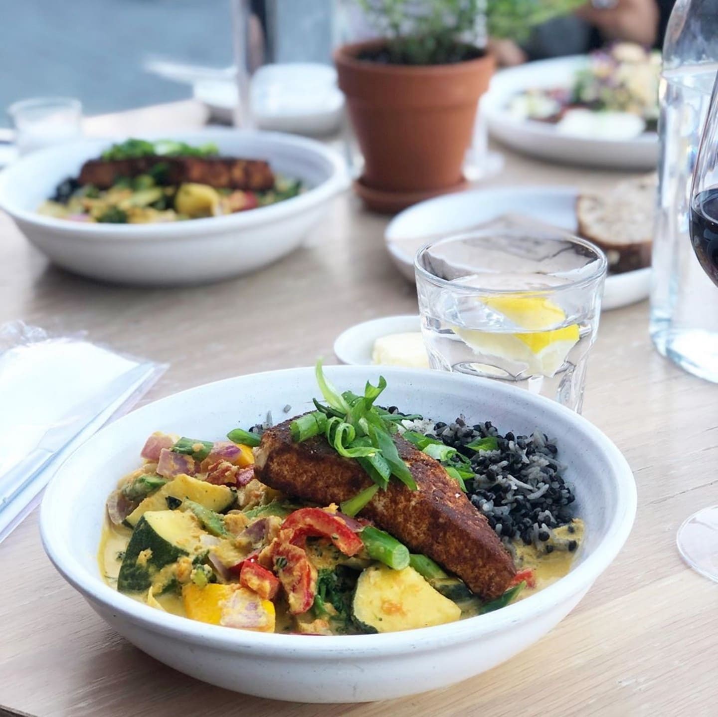 We see you, fall—and we raise you a delicious plate of vegan coconut curry at @malibufarmnewyork. 📸: @happyhydratedhealthy